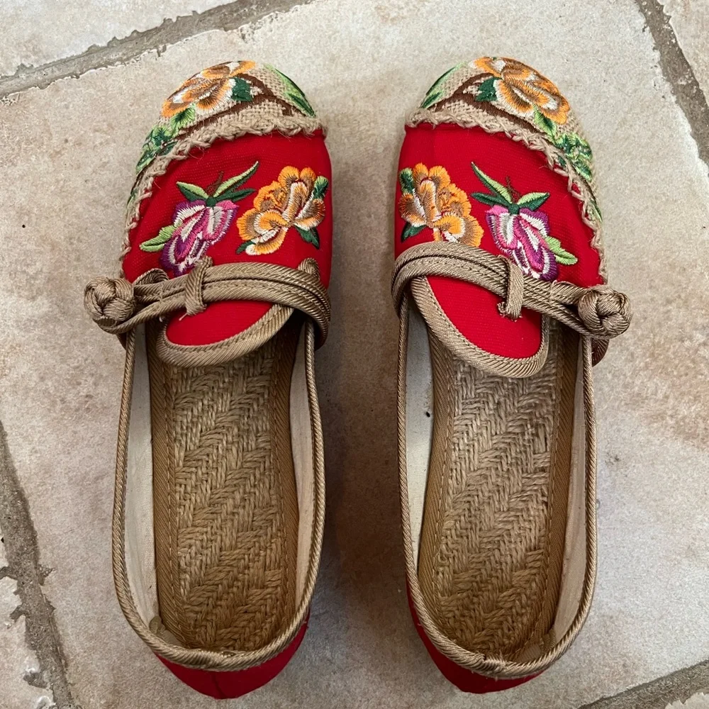 BOGO 💞 Embroidered Red Floral Women's Shoes - Picture 3 of 5